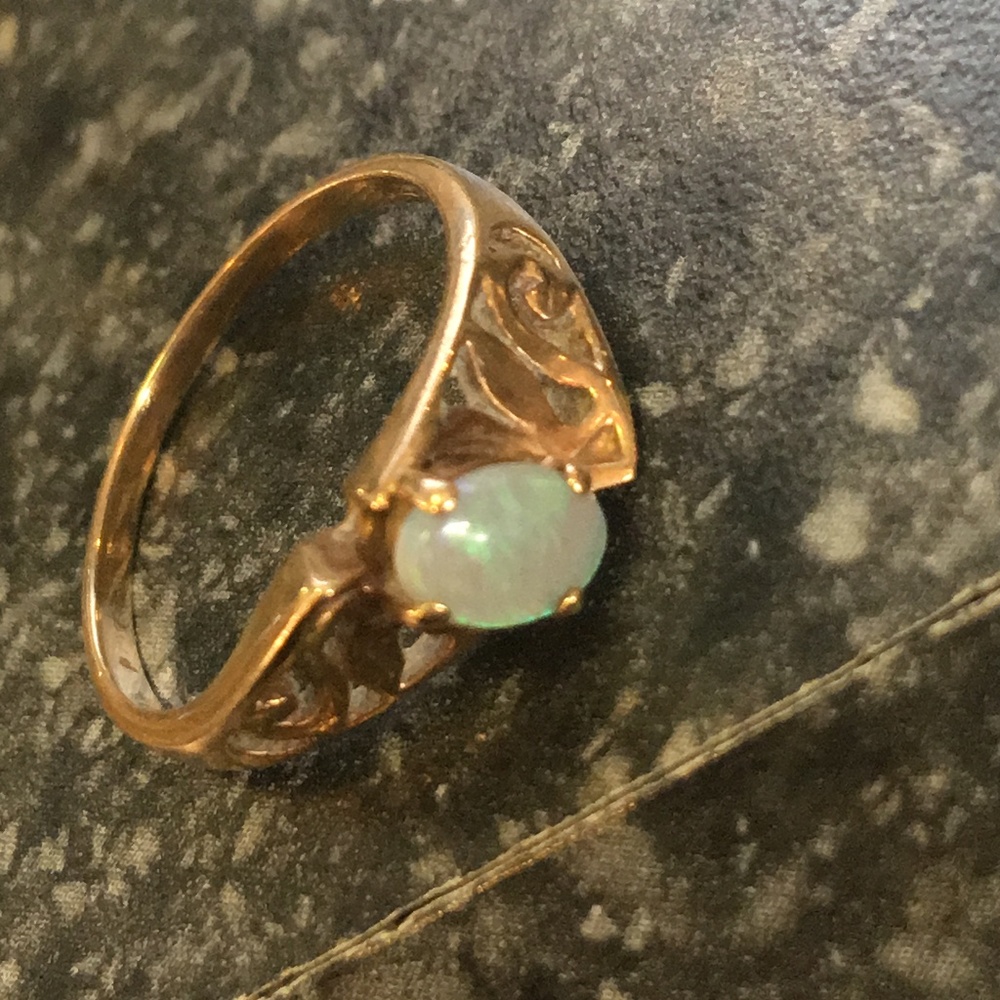 💍 10k Gold Ring with Opal Size 6 🌸